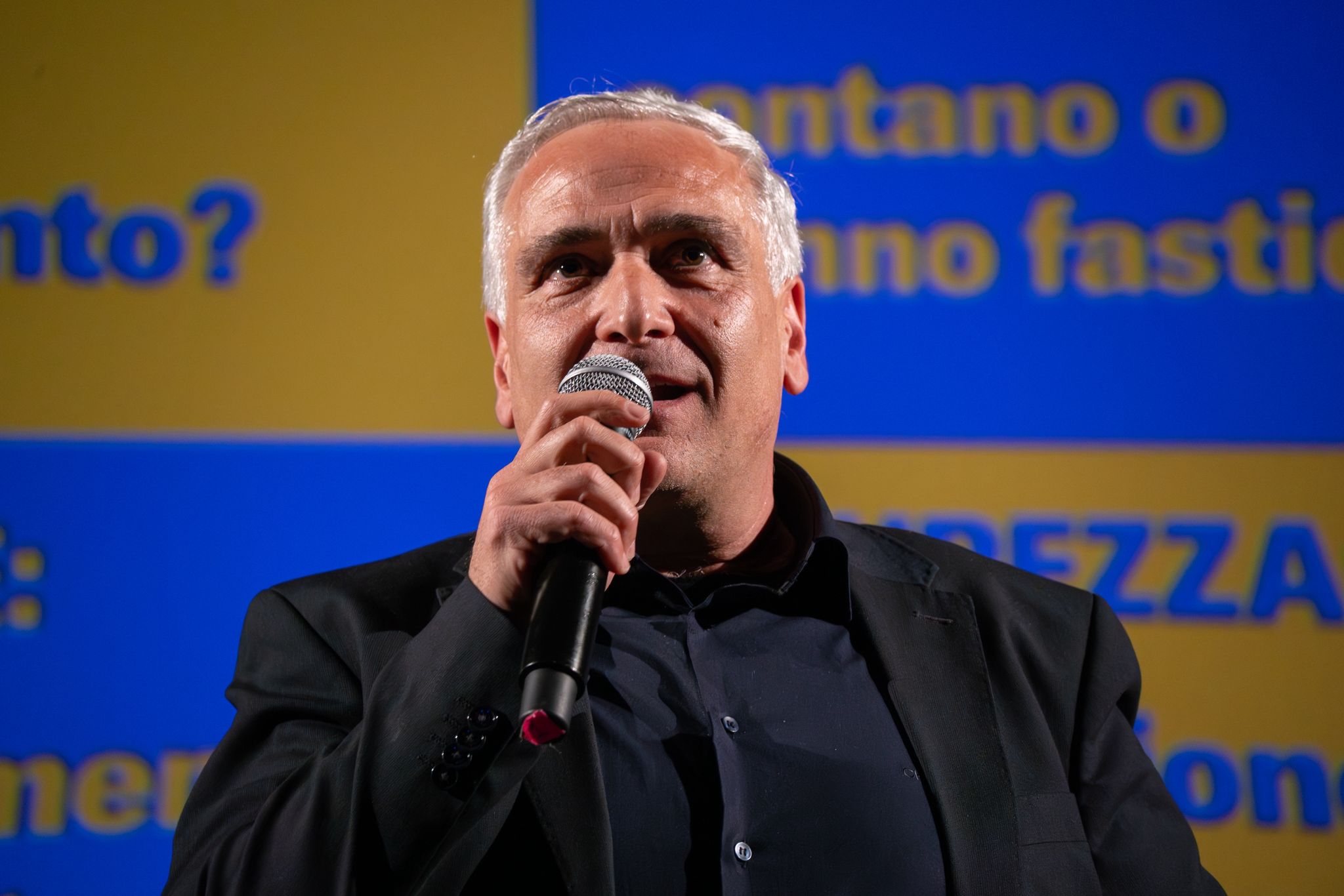 Andrea Morciano dialoga con un cittadino